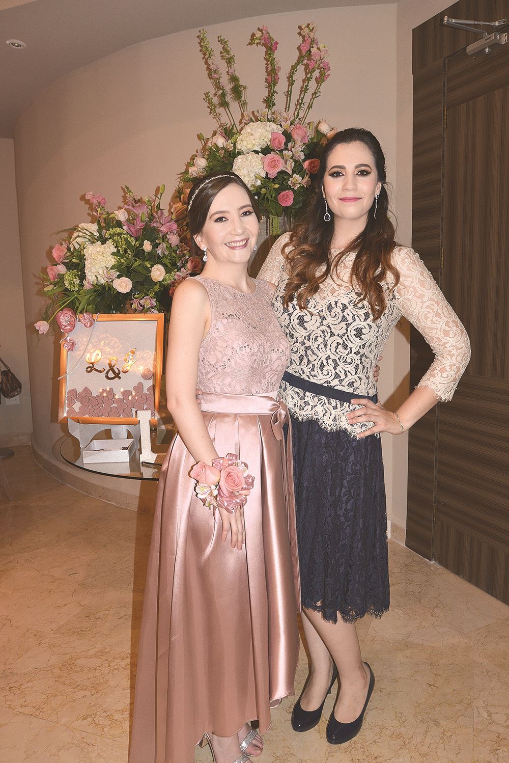 LA ACOMPAÑÓ. Gaby Pérez felicitó a su hermana por su próximo enlace matrimonial.