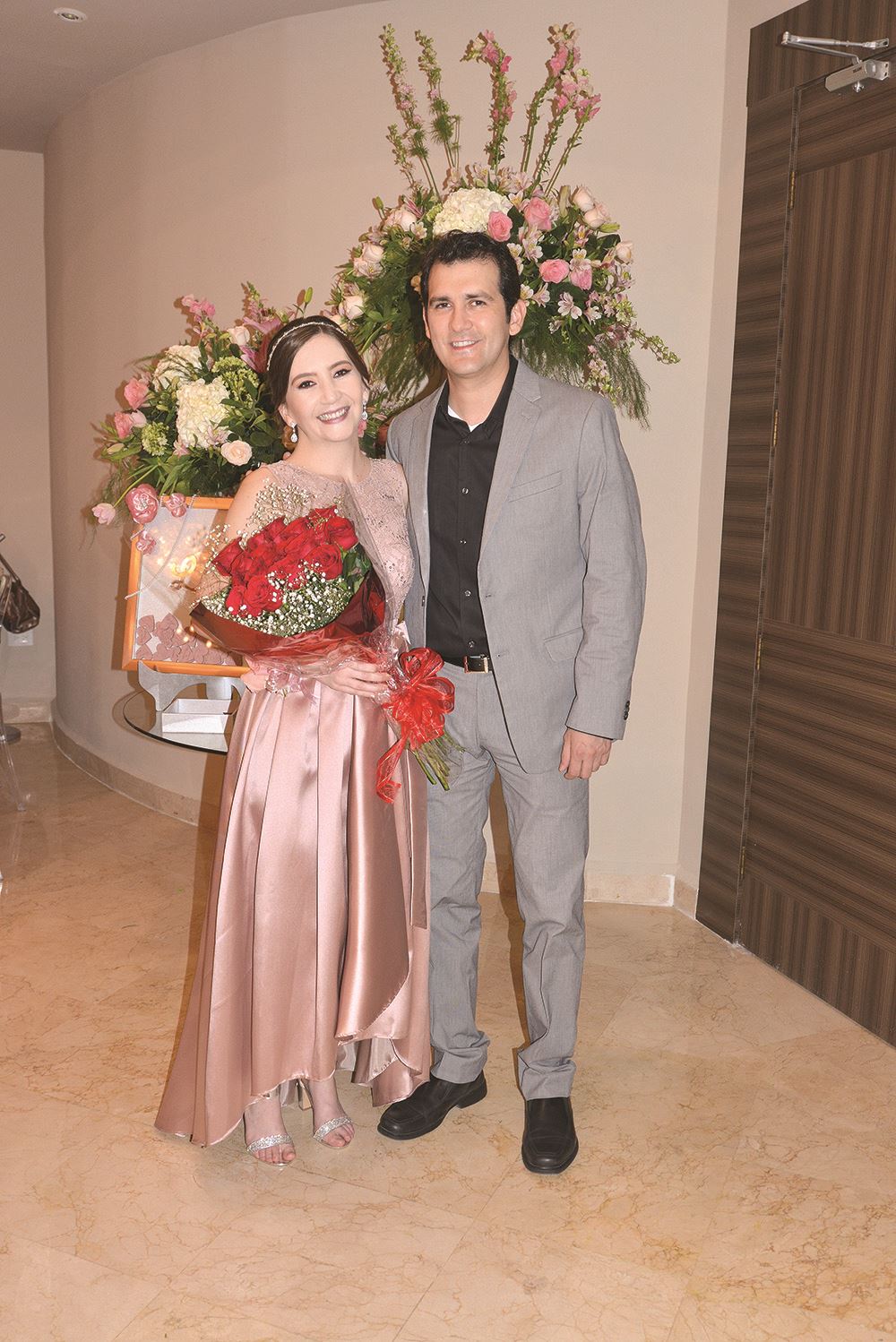 BELLA SORPRESA.  José Millán hizo una aparición repentina llevando rosas a su prometida.