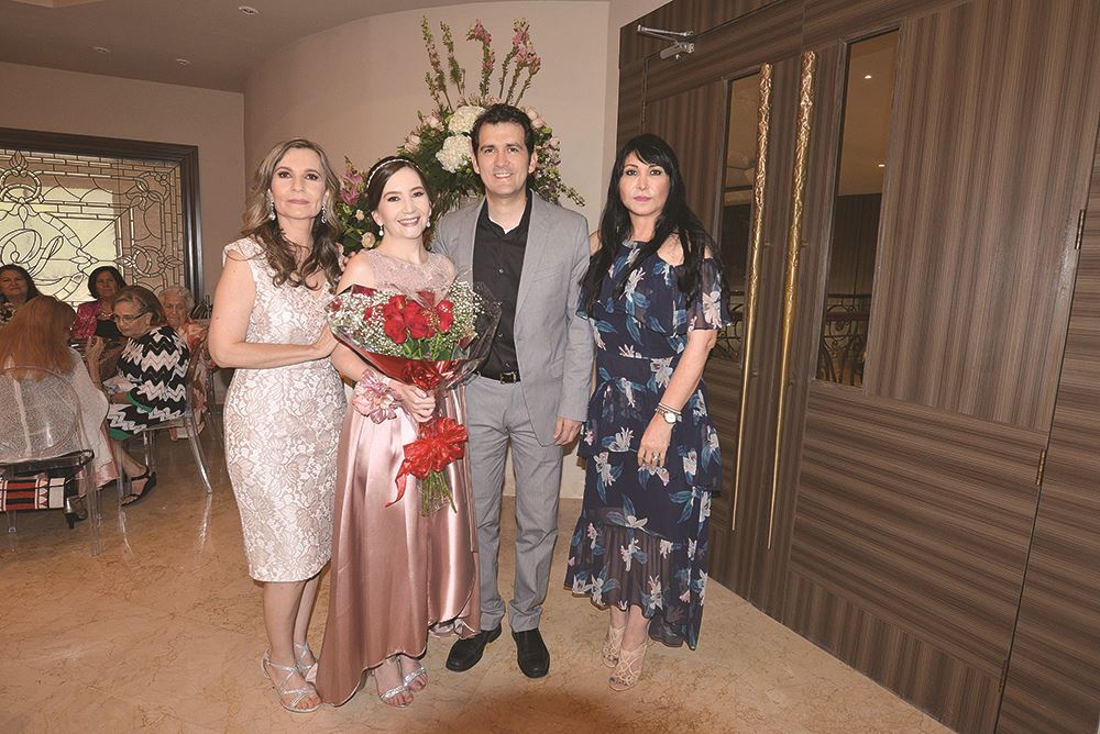 FELICES.  Laura Méndez, mamá de la novia; los novios, Laura Pérez, José Millán y la mamá del novio Noelia Cantú.