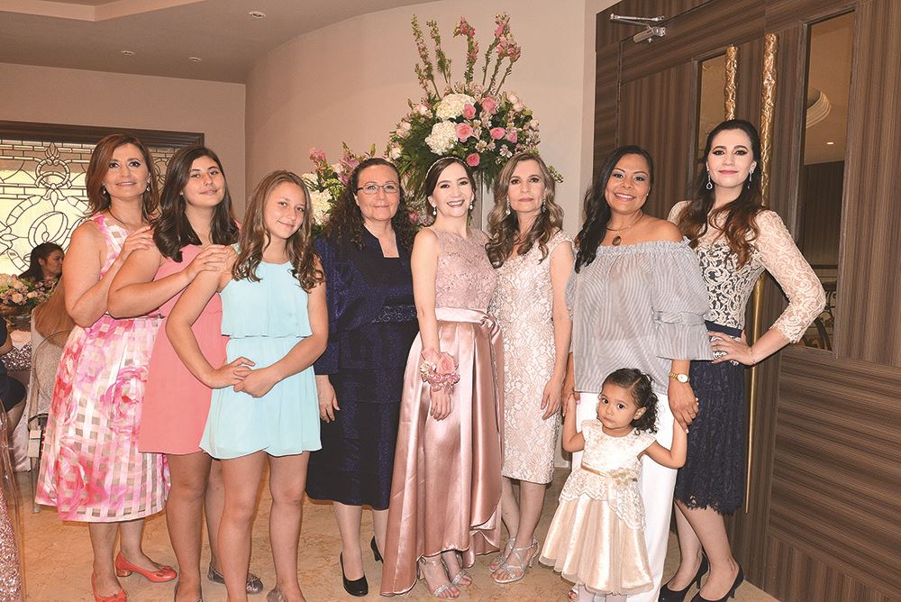 EN FAMILIA. Judith Méndez, Tiziana y Hannah Rodríguez, Alma y Laura Méndez, Laura Cruz, Gaby Pérez e Inés Méndez.