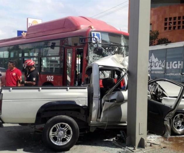 Muere hombre al chocar contra Ecovía en Monterrey Muere hombre al chocar contra Ecovía en Monterrey