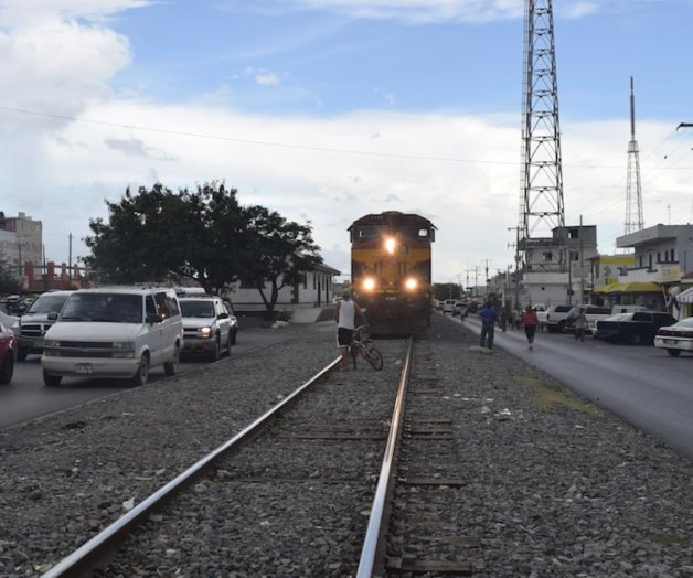‘Mole de acero’ embiste y proyecta una camioneta. Arrolla a joven e impacta otro vehículo ‘Mole de acero’ embiste y proyecta una camioneta. Arrolla a joven e impacta otro vehículo