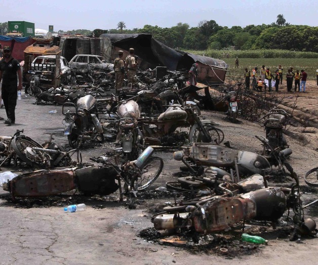 Arde camión cisterna; calcina el fuego a 153. Tragedia en Pakistán Arde camión cisterna; calcina el fuego a 153. Tragedia en Pakistán