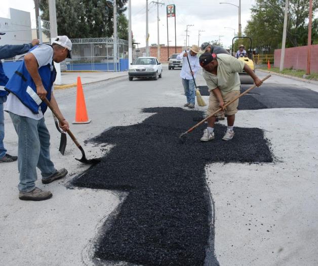 Reparan calles con 46 toneladas de asfalto y concreto Reparan calles con 46 toneladas de asfalto y concreto