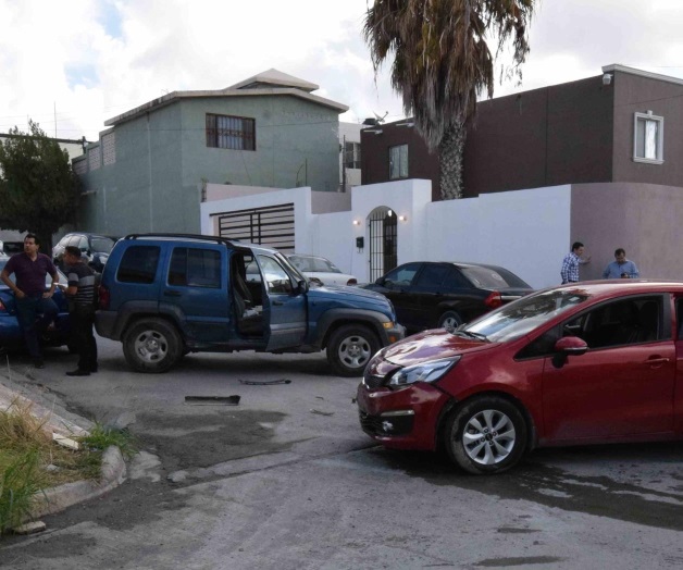 Le sale caro no ceder paso;fémina provoca carambola Le sale caro no ceder paso;fémina provoca carambola