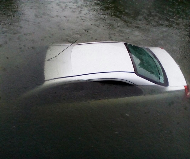 Agua de canal, les corta la borrachera Agua de canal, les corta la borrachera