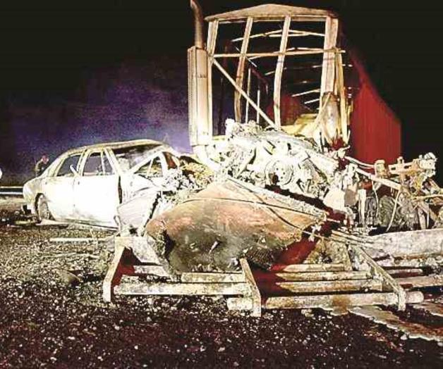 Choca con tráiler; perece calcinado Choca con tráiler; perece calcinado