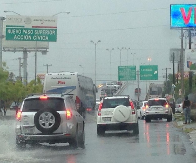 Caos vial por los aguaceros Caos vial por los aguaceros