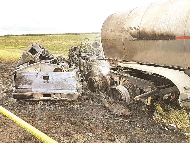 CHOQUE. La camioneta Chevrolet, color negra, quedó partida en dos del fuerte impacto.