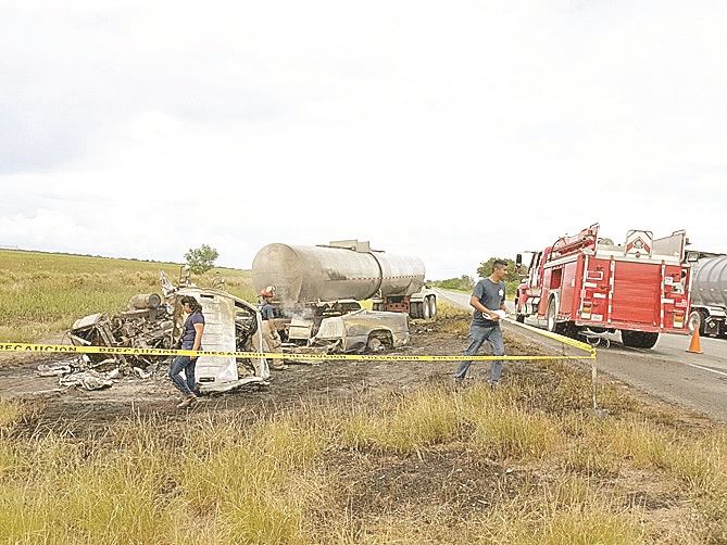 CONTROLAN. Bomberos lograron sofocar el incendio, evitando que las llamas consumieran las 19 toneladas de Yubase de aceite.
