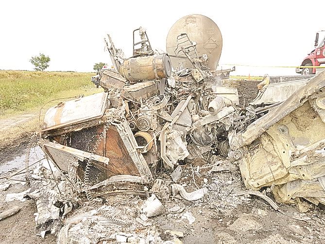 PIPA. Convertida en chatarra quedó la cabina de la pipa que fue embestida por una camioneta en llamas.