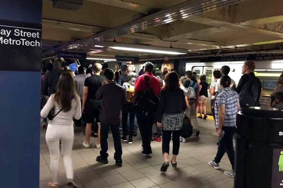 El descarrilamiento provocó la interrupción del servicio en las líneas A, B, C y parte de la D. Foto: Tomada de Twitter