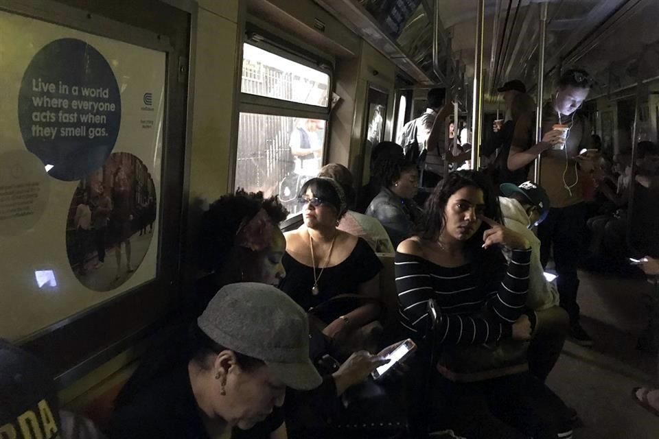 Usuarios de redes sociales publicaron fotos de los pasajeros en los vagones afectados. Foto: AP