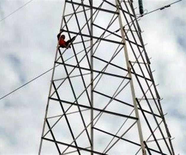 Amenaza hombre con aventarse de torre en Juárez, NL