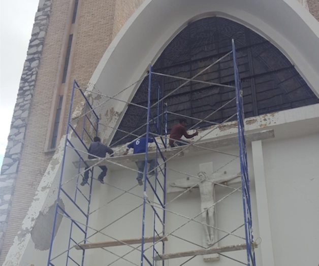 Trabajan con ayuda ‘divina’ en reconstrucción de iglesia Trabajan con ayuda ‘divina’ en reconstrucción de iglesia