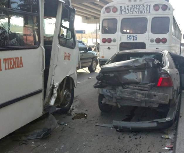 Por no guardar distancia provoca una carambola Por no guardar distancia provoca una carambola