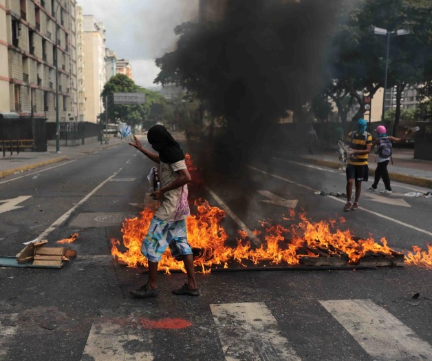 Opositor venezolano herido en un bloqueo Opositor venezolano herido en un bloqueo