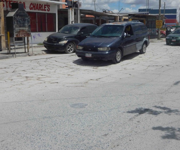 Vecinos confían pronta reparación de hundimiento Vecinos confían pronta reparación de hundimiento