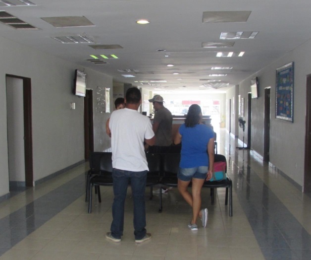 Sofoca el calor a derechohabientes. Sufren por falta de aire acondicionado Sofoca el calor a derechohabientes. Sufren por falta de aire acondicionado