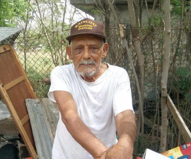 No tiene hogar; vive en una casa de campaña No tiene hogar; vive en una casa de campaña