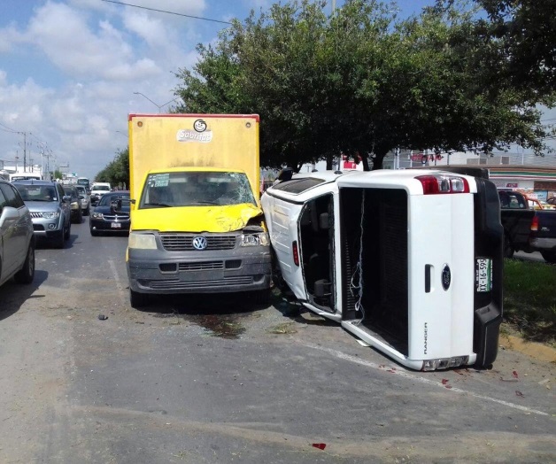 Camioneta choca y vuelca contra camión de Sabritas Camioneta choca y vuelca contra camión de Sabritas