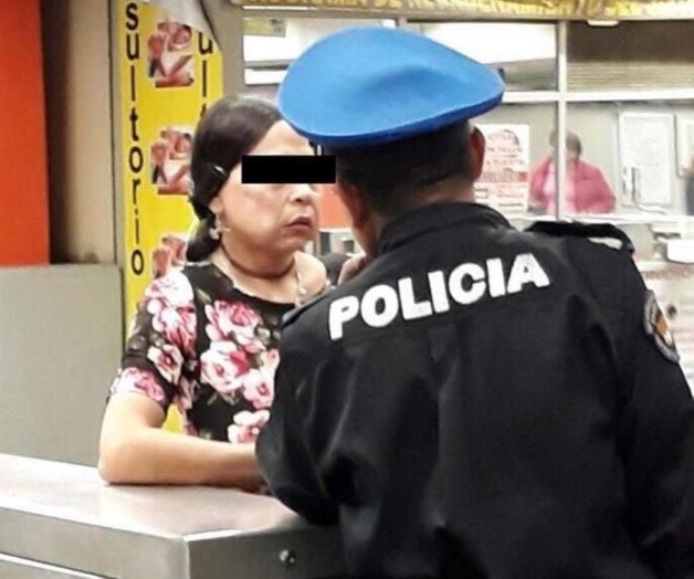 Hombre se viste de mujer para acosar