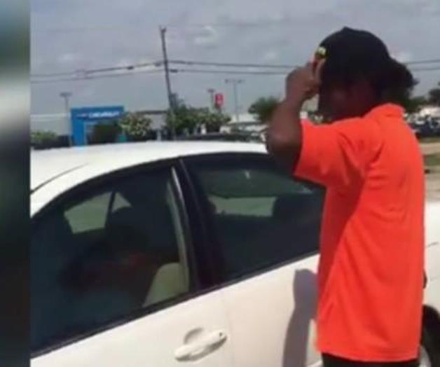 Extraños regalan coche a joven que caminaba a su trabajo en Texas (Video) Extraños regalan coche a joven que caminaba a su trabajo en Texas (Video)