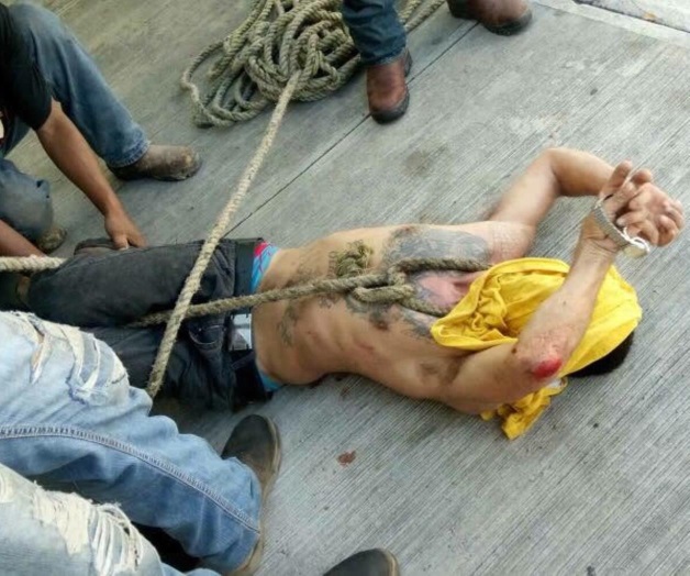 Vecinos atrapan y amarran a ladrón Vecinos atrapan y amarran a ladrón