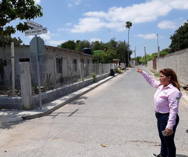 Supervisa Rosy la instalación de nomenclaturas