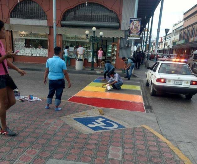 Pintan paso peatonal de arcoiris en Tampico Pintan paso peatonal de arcoiris en Tampico