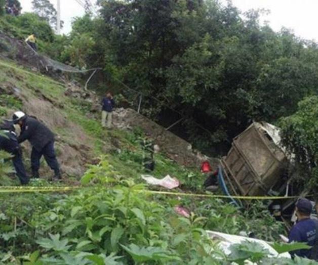 Dos muertos y 19 heridos por volcadura en Michoacán