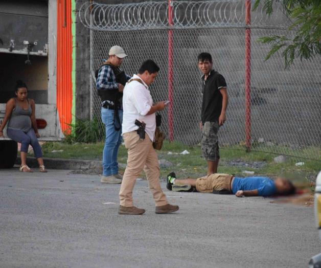 De auto en marcha acribillan a un joven. En plena calle Pekín