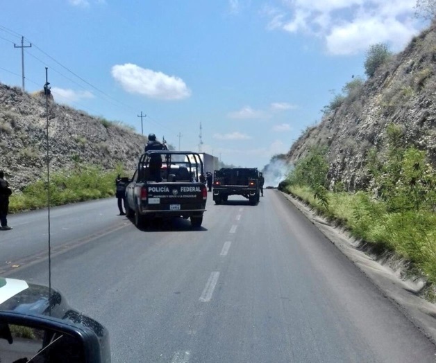 Bloquean con pacas incendiadas la carretera Victoria-Monterrey; fuerzas federales despejan la vía Bloquean con pacas incendiadas la carretera Victoria-Monterrey; fuerzas federales despejan la vía