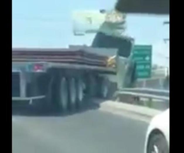Tráiler cae de un puente en San Nicolás, Nuevo León