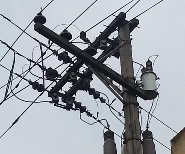 Instalan pararrayos en redes de alta tensión Instalan pararrayos en redes de alta tensión
