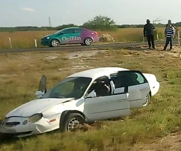 Muere al derrapar vehículo y salirse de la autopista