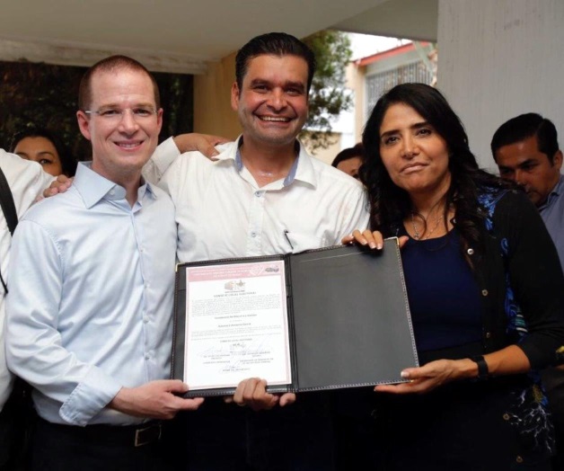 Entregan constancia de mayoría a Echevarría Entregan constancia de mayoría a Echevarría