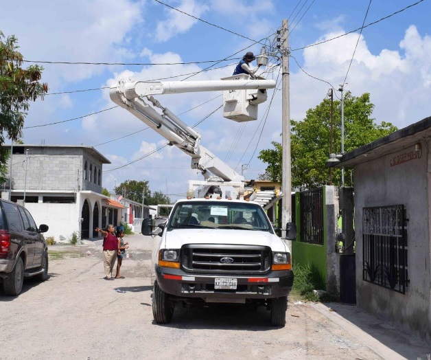 Atienden queja de colonos y llevan luz a sus calles