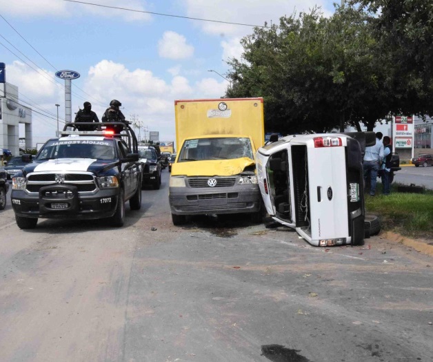 Chocan camioneta, vuelca y se estrella contra repartidor Chocan camioneta, vuelca y se estrella contra repartidor