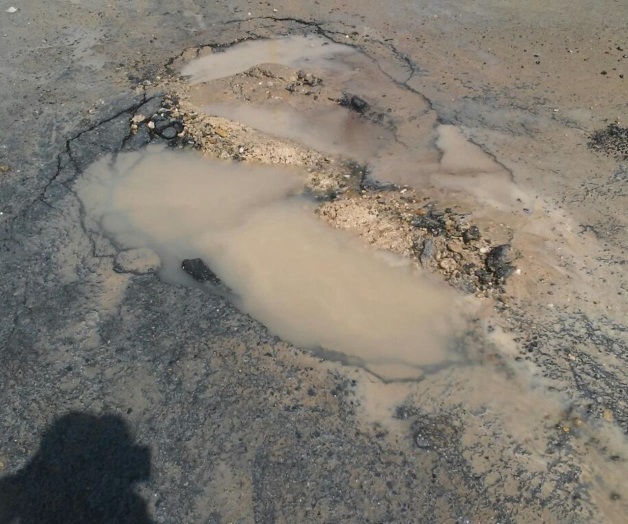 Surgen tres fugas de agua potable en una sola calle Surgen tres fugas de agua potable en una sola calle