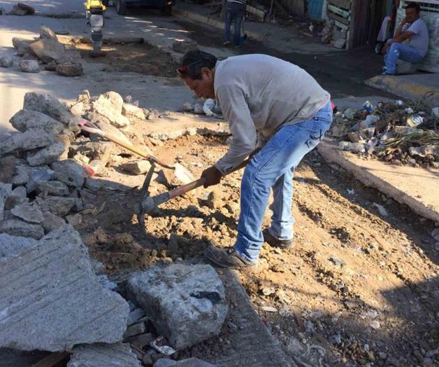 Acuden a reparar calle y retiran milpa de maíz Acuden a reparar calle y retiran milpa de maíz