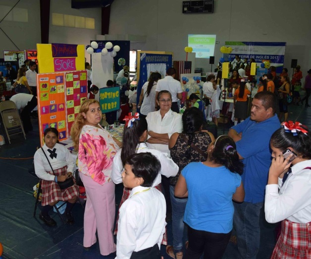 También aprenden y se comunican en inglés También aprenden y se comunican en inglés