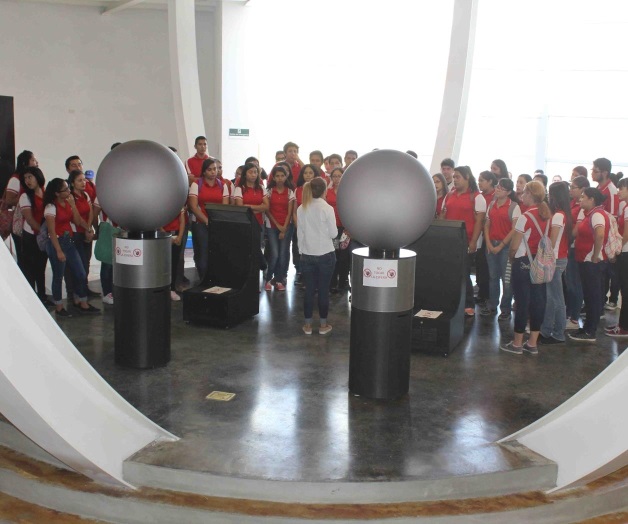 Estudiantes universitarios conocen las actividades en Casa de la Tierra Estudiantes universitarios conocen las actividades en Casa de la Tierra