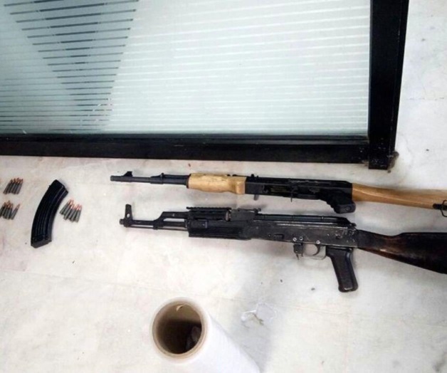 Aseguran armas y cartuchos a detenidos en enfrentamiento Aseguran armas y cartuchos a detenidos en enfrentamiento