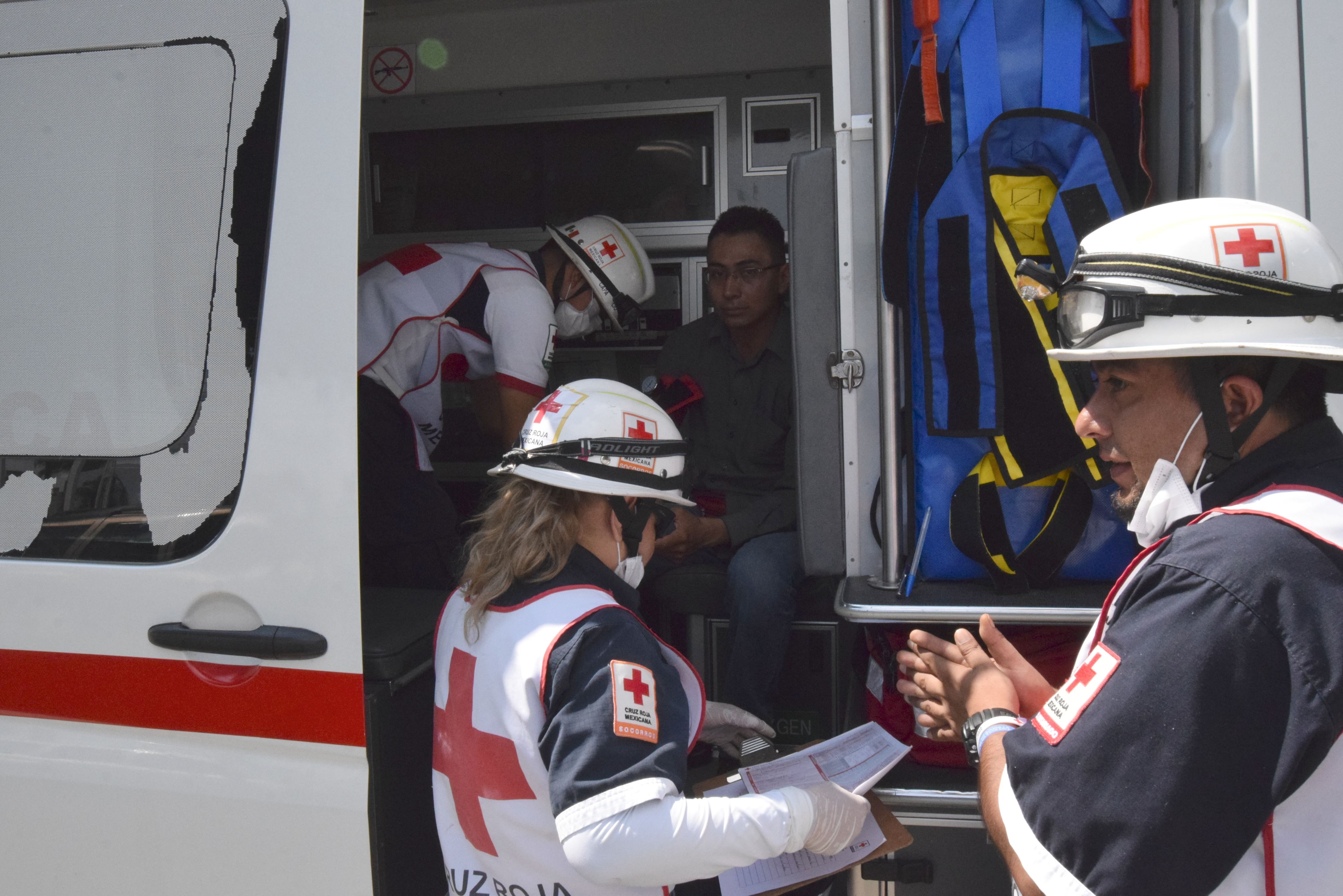 AUXILIAN. Paramédicos de la Cruz Roja atendieron y trasladaron a Jorge López.