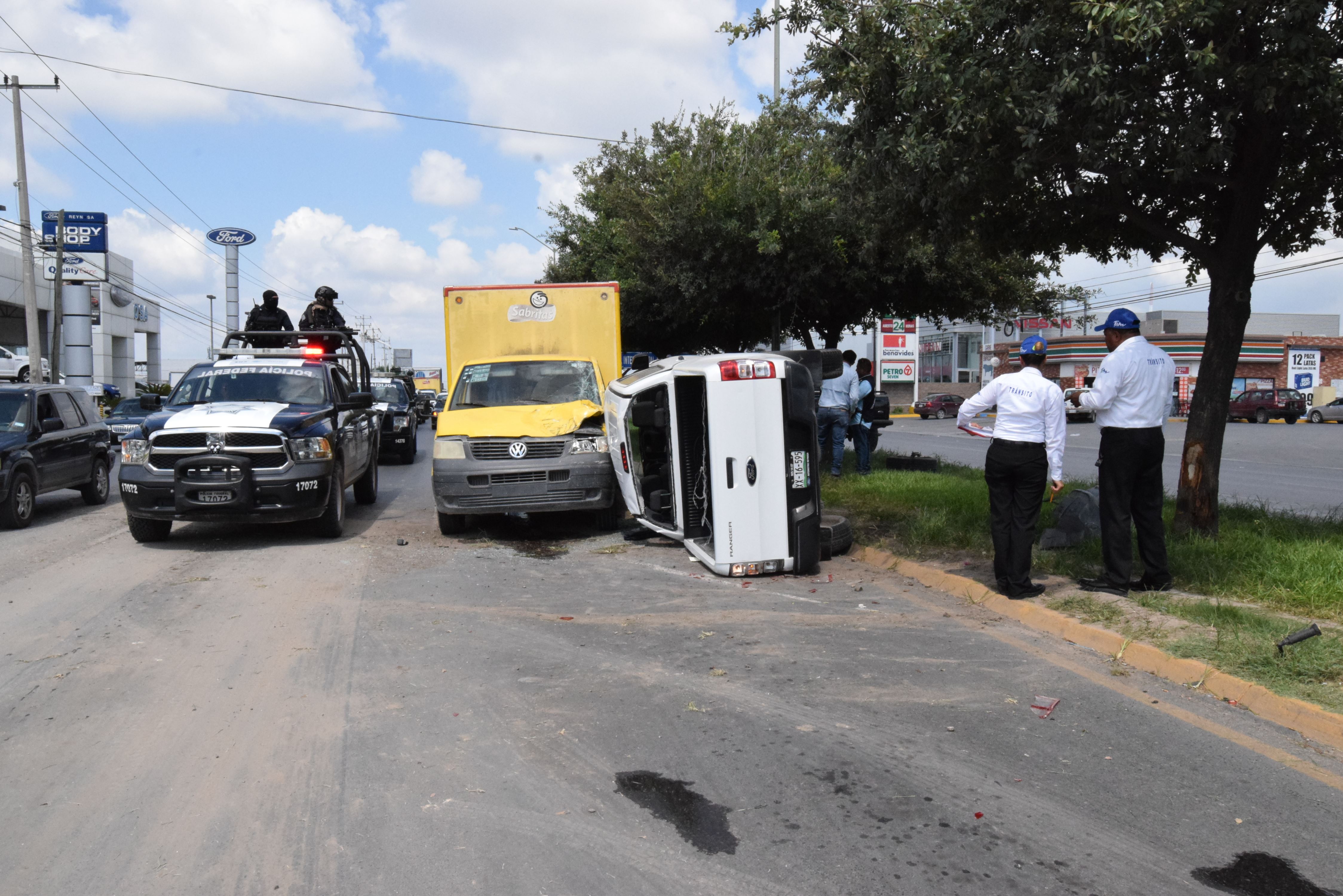 PROYECTADA. La camioneta Ford Ranger fue volcada y proyectada contra un camión Volkswagen en el bulevar Hidalgo.