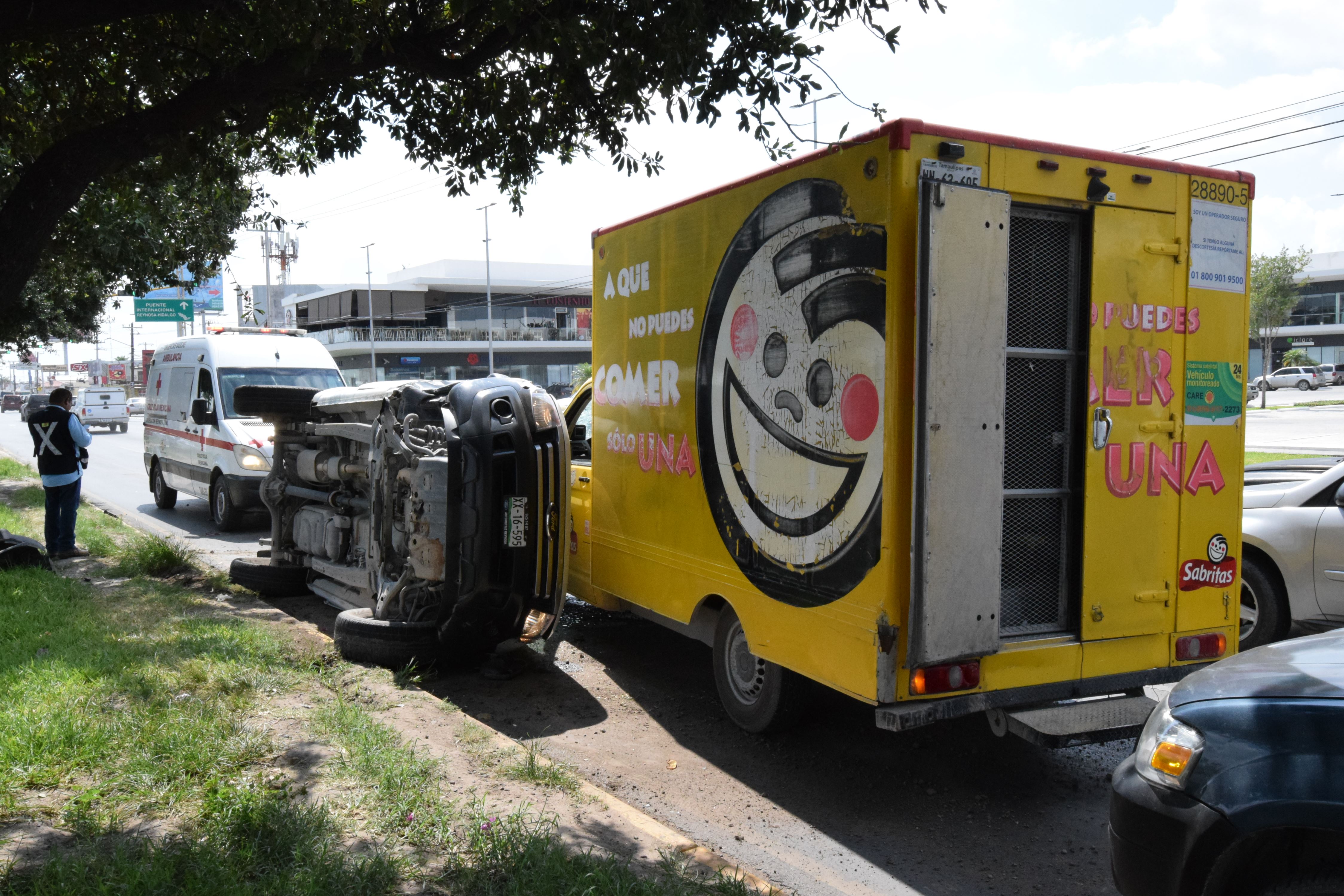 PROYECTADA. La camioneta Ford Ranger fue volcada y proyectada contra un camión Volkswagen en el bulevar Hidalgo.