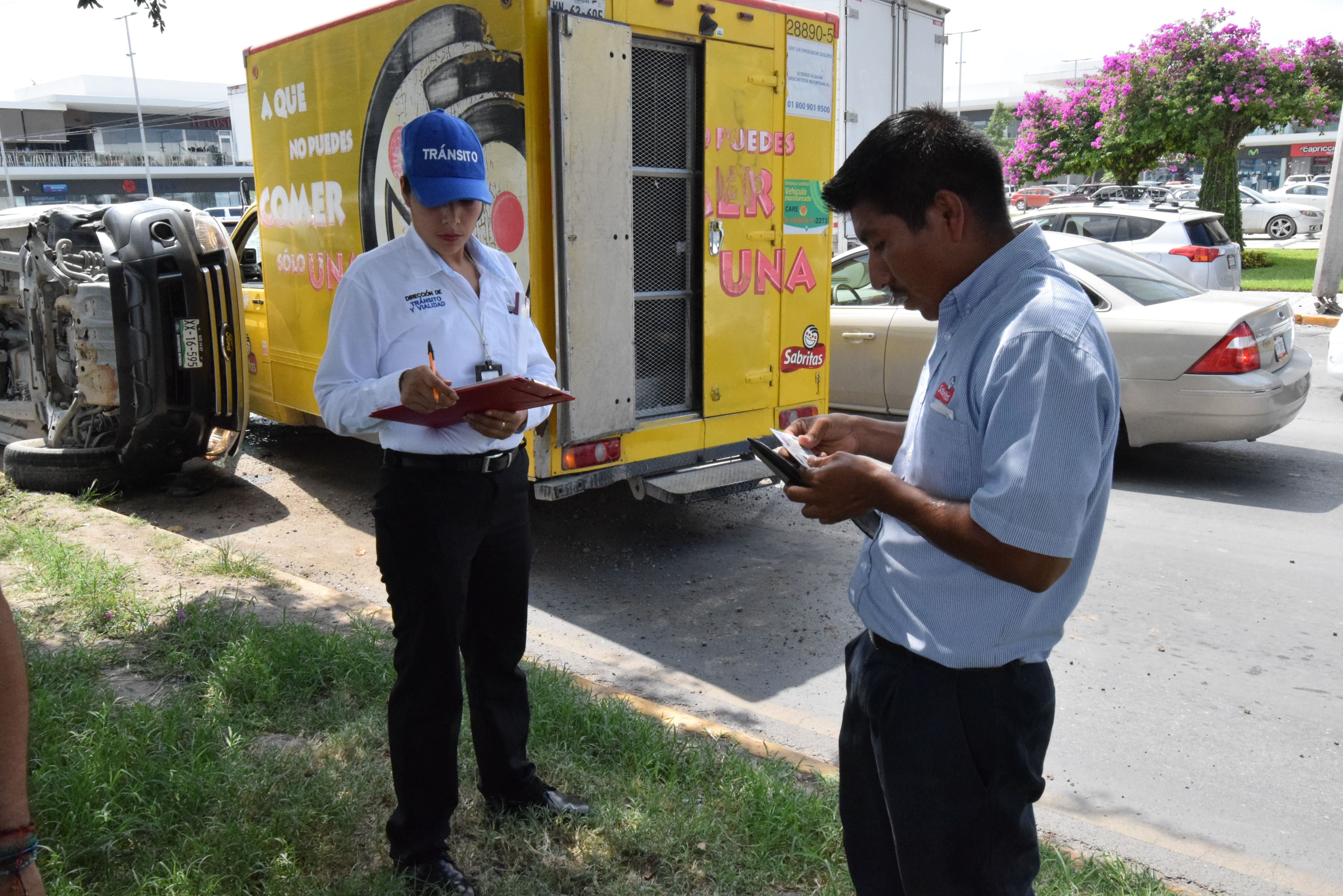AFECTADO. El chofer del camión de la empresa Sabritas, fue entrevistado por las autoridades viales.
