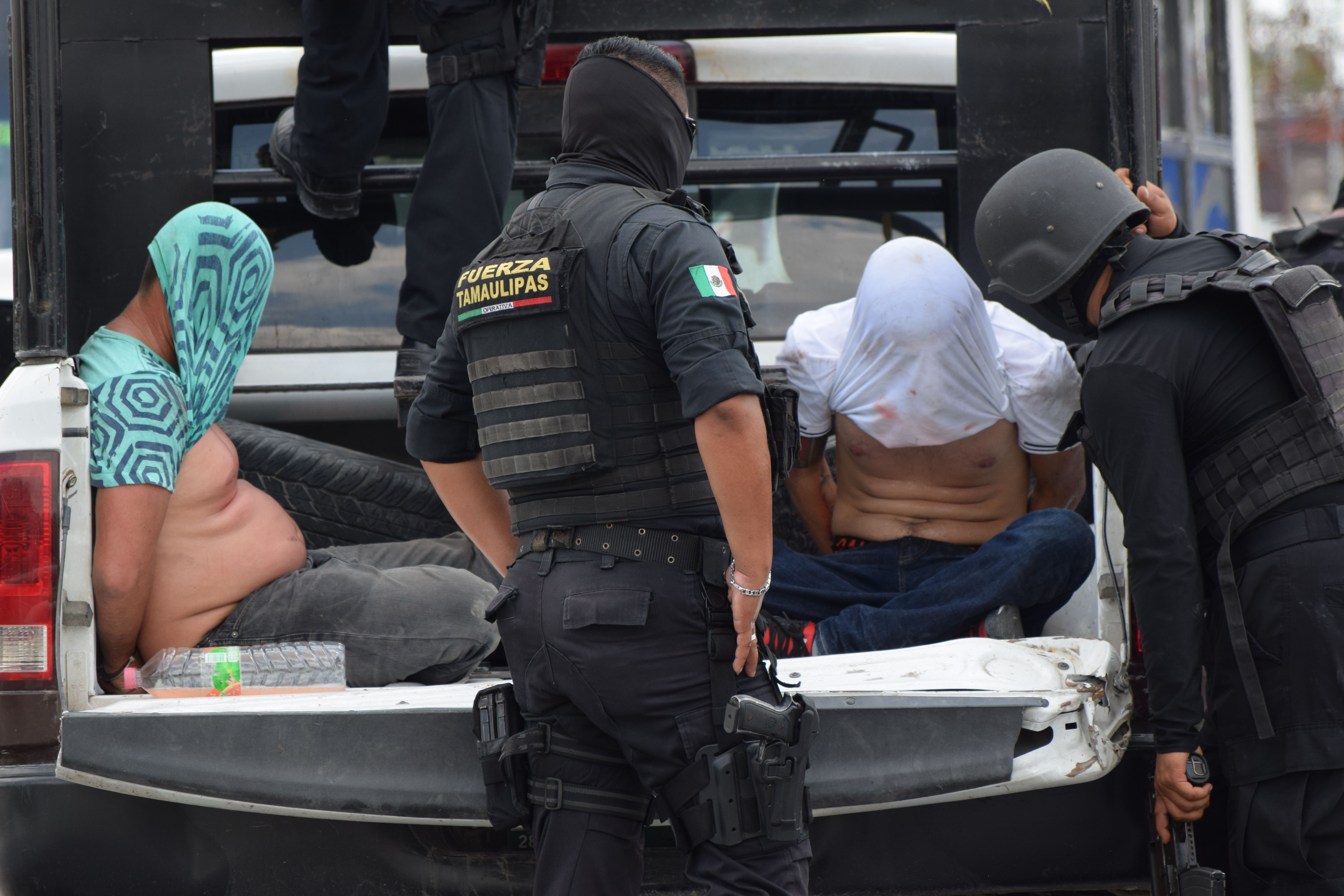 detenidos. En la parte trasera de la patrulla se observa a los dos civiles que participaron en la segunda persecución y balacera registrada en los “Puentes Gemelos”.