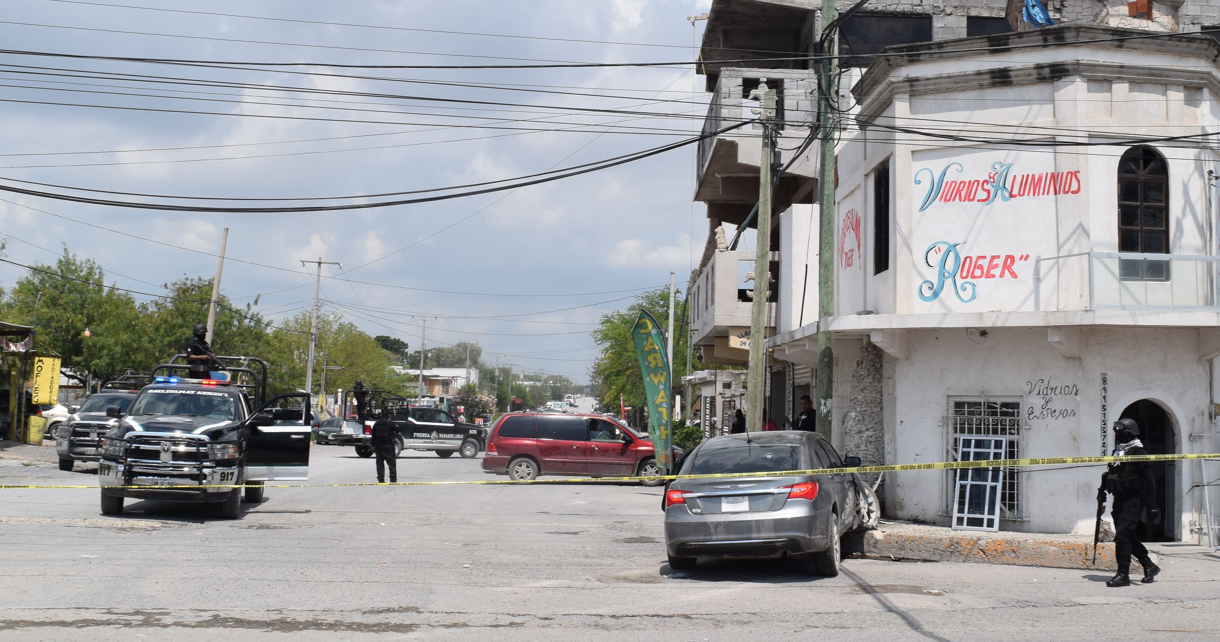 escaparon. Así quedó el automóvil que era tripulado por personas armadas durante la persecución registrada en la colonia Capitán Carlos Cantú.